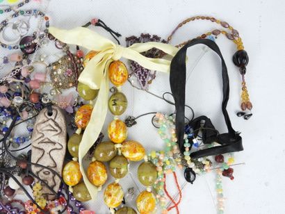 BIJOUX FANTAISIE. Lot comprenant bracelets,...