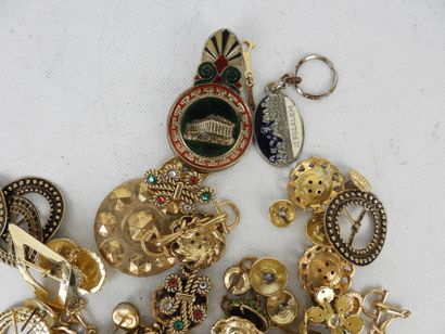 BIJOUX FANTAISIE. Lot comprenant boutons,...