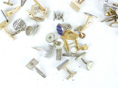 BIJOUX FANTAISIE. Lot comprenant boutons...