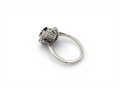 BAGUE FLORALE en or gris 750 millièmes centrée...