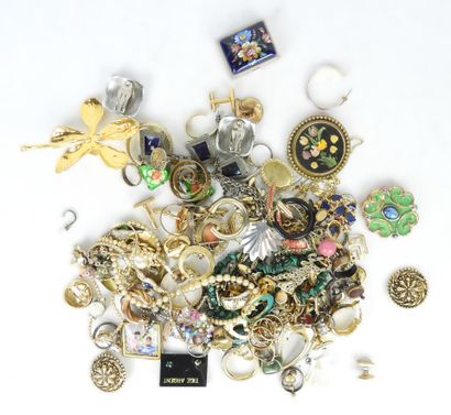 BIJOUX FANTAISIE. Lot comprenant bracelets,...