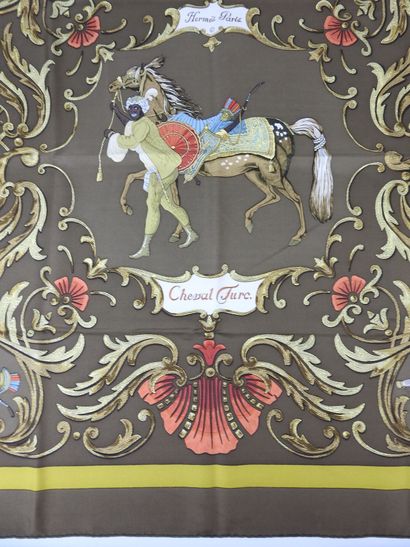 HERMES - Paris. Carré de soie modèle Cheval...