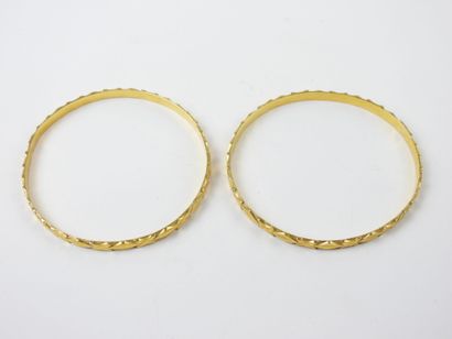Deux BRACELETS JONCS en or 750/1000°. Travail...