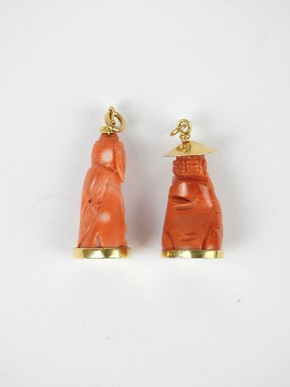 Deux PENDENTIFS personnages en corail, monture...
