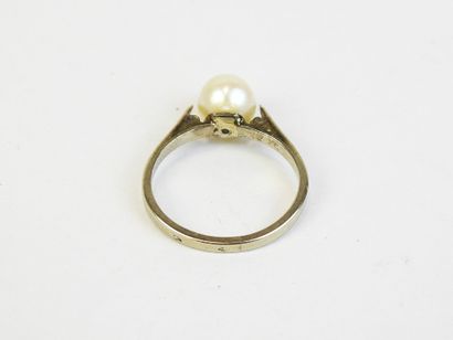 BAGUE en or blanc 750/1000° ornée d'une perle....