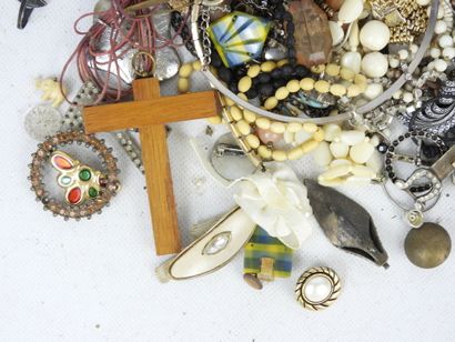 BIJOUX FANTAISIE. Lot comprenant bracelets,...