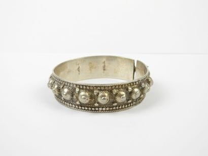 COSTUME JEWELRY. Lot comprising three low-title...