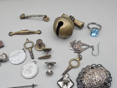 LOT de 17 bijoux et objets anciens en métal...
