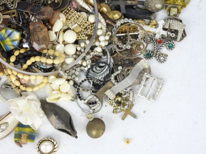 BIJOUX FANTAISIE. Lot comprenant bracelets,...