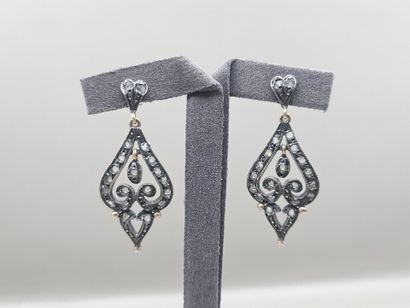 Paire de BOUCLES D'OREILLE mouvementées en...
