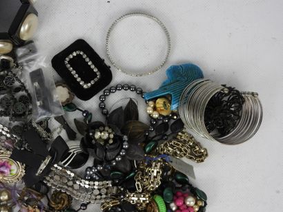 BIJOUX FANTAISIE. Lot comprenant bracelets,...