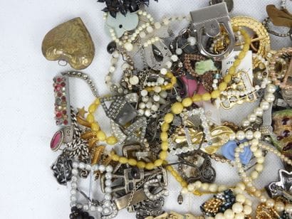 BIJOUX FANTAISIE. Lot comprenant bracelets,...