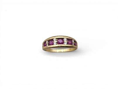 Bague jonc en or jaune 750 ornée de 5 rubis...