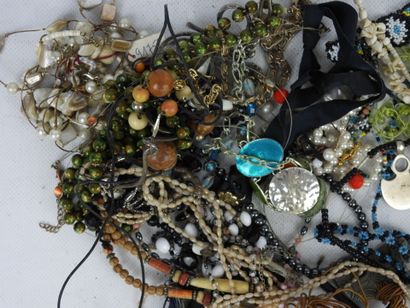 BIJOUX FANTAISIE. Lot comprenant bracelets,...