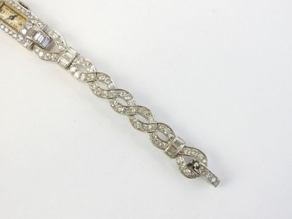 MONTRE BRACELET de dame en platine et pavage...