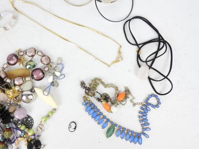 BIJOUX FANTAISIE. Lot comprenant bracelets,...