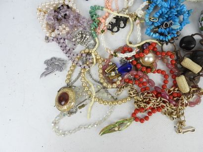 BIJOUX FANTAISIE. Lot comprenant colliers,...