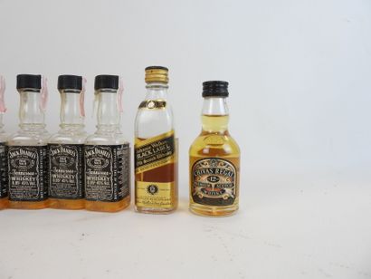 Lot de douze mignonnettes de Whisky dont...