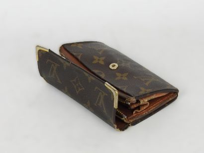 LOUIS VUITTON - Paris. Monogram canvas purse....