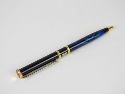 PIERRE BALMAIN - Paris. Stylo à bille. Usures...