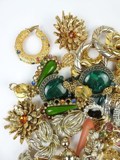 BIJOUX FANTAISIE. Lot de 17 paires de clips...