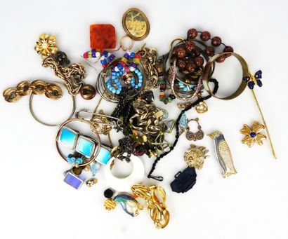 BIJOUX FANTAISIE. Lot comprenant bracelets,...