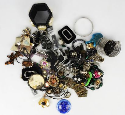 BIJOUX FANTAISIE. Lot comprenant bracelets,...