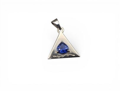 PENDENTIF triangulaire en or gris 750 millièmes...