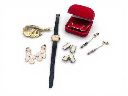 Lot de 7 bijoux fantaisie en métal doré comprenant...