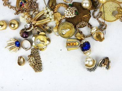 BIJOUX FANTAISIE. Lot comprenant bracelets,...