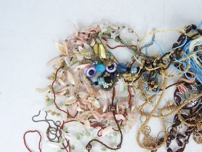 BIJOUX FANTAISIE. Lot comprenant bracelets,...