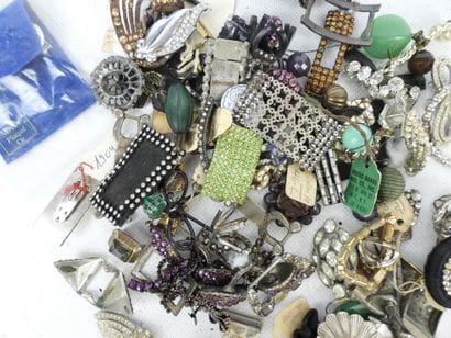BIJOUX FANTAISIE. Lot comprenant broches,...