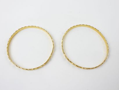 Deux BRACELETS JONCS en or 750/1000°. Travail...