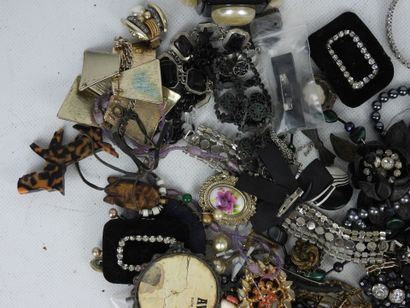 BIJOUX FANTAISIE. Lot comprenant bracelets,...