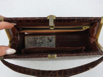 VINTAGE. Sac à main façon croco brun. 17...