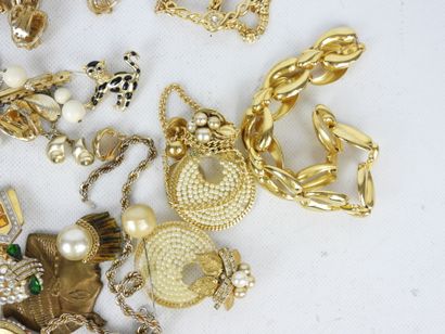 BIJOUX FANTAISIE. Lot comprenant bracelets,...