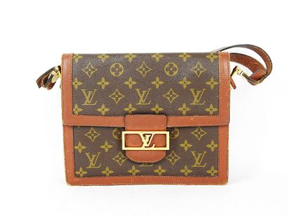 LOUIS VUITTON - Paris. Dauphine handbag in...