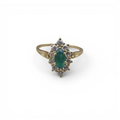 Bague marquise en or jaune 750 millièmes...