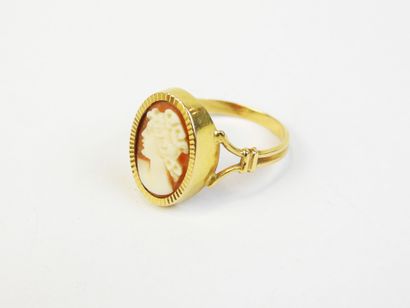 BAGUE en or jaune 750/1000° et camée. Poids...