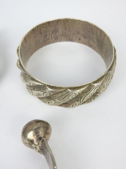 AFRIQUE DU NORD. Bracelets en argent bas-titre....