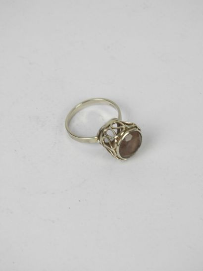 BAGUE en or gris 585/1000° ornée d'une améthyste...
