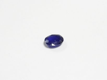 SAPHIR sur feuille. 6,80 ct (traité).