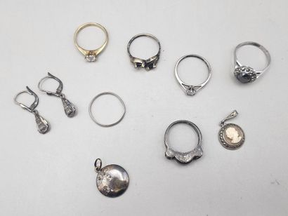 Lot de 9 bijoux en argent anciens ornés de...