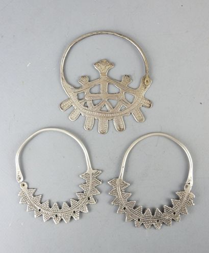 Three silver BUCKLES. Total weight 108 gr....