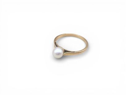 BAGUE en or jaune 750 millièmes centrée d'une...