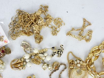BIJOUX FANTAISIE. Lot comprenant bracelets,...