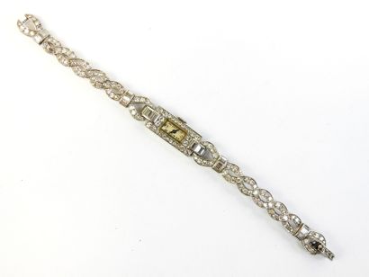MONTRE BRACELET de dame en platine et pavage...