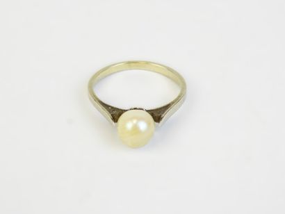 BAGUE en or blanc 750/1000° ornée d'une perle....