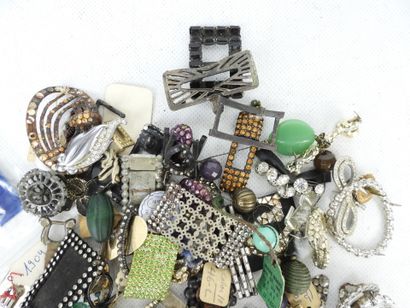 BIJOUX FANTAISIE. Lot comprenant broches,...
