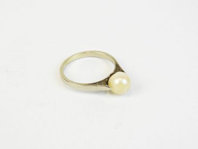 BAGUE en or blanc 750/1000° ornée d'une perle....